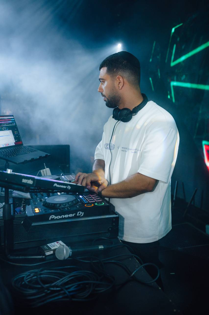 אלי מועלם DJ ATLANTIS עובד בעמדת הדיג׳יי באירוע