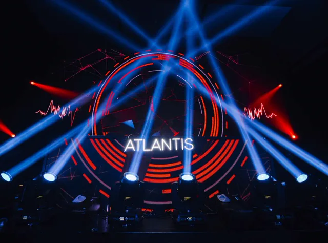 במת DJ ATLANTIS עם תאורה כחולה ואדומה