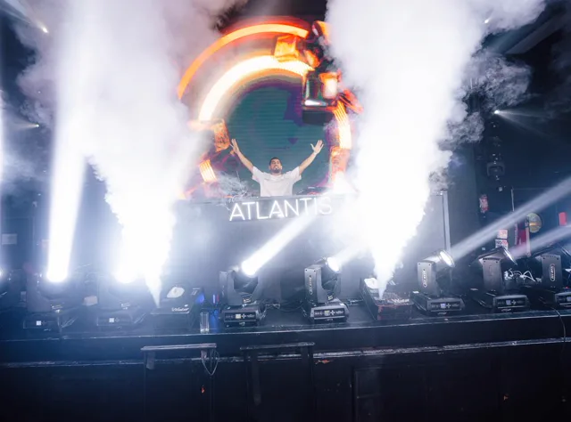 עמדת DJ ATLANTIS עם אפקטים של עשן ותאורה