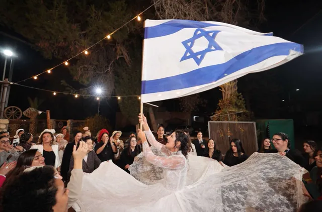 כלה מניפה דגל ישראל ברחבת החתונה